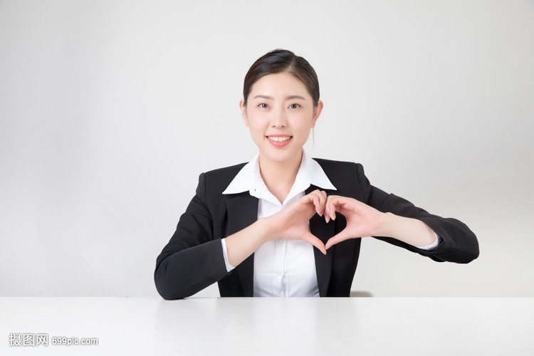 專業(yè)與親和力的完美融合 技術(shù)咨詢領(lǐng)域的商務(wù)女性形象照解析